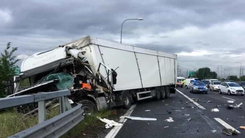 Torino, scontro tra TIR in tangenziale: una motrice in bilico sul guardrail