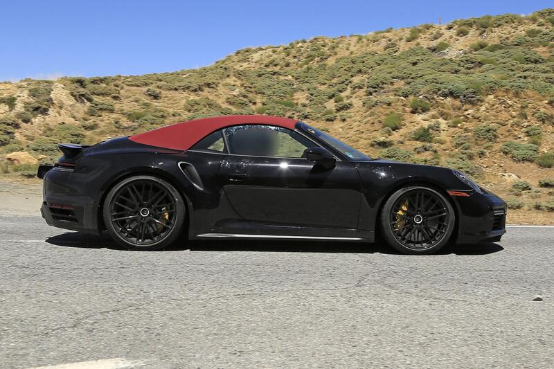 La Porsche 911 Turbo Cabrio vista di profilo