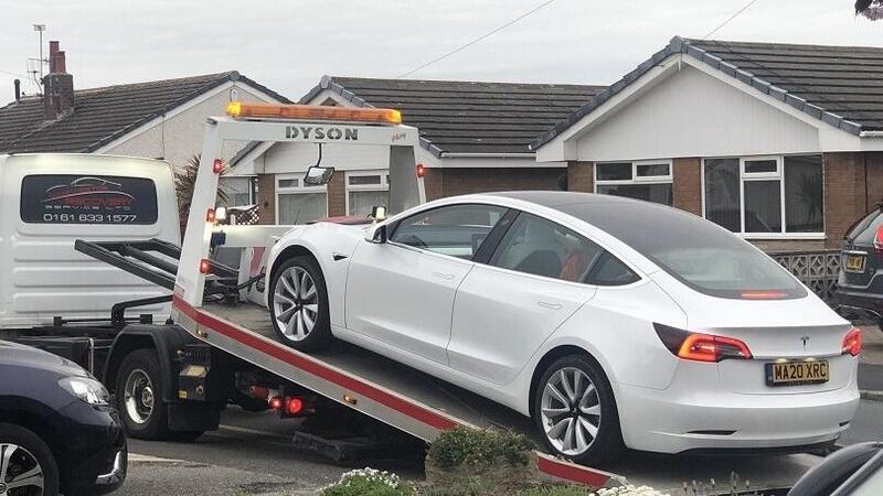 26 aprile, la Tesla Model 3 di Jason Tuatara sul carro attrezzi