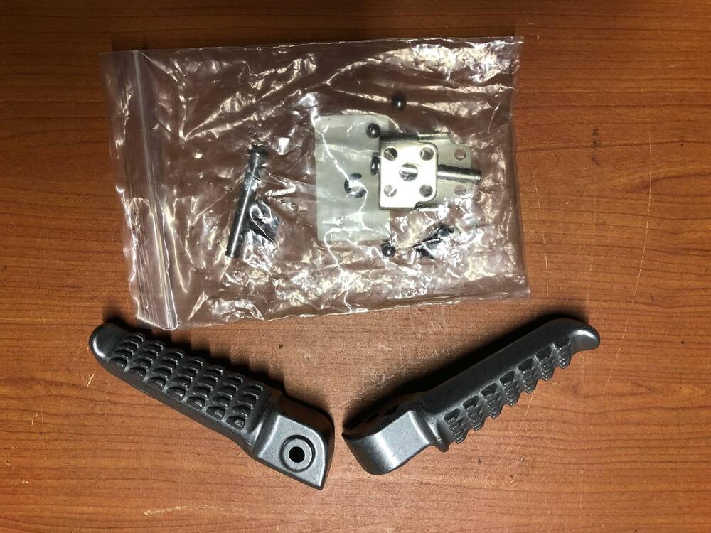 Coppia pedane posteriori Kawasaki Z 750 07-12 (3)