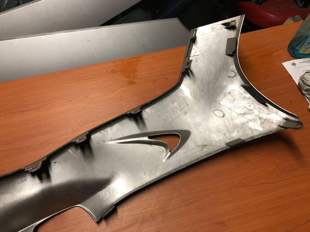 Fianco sotto pedana Suzuki Burgman 400 2003-2005 (3)