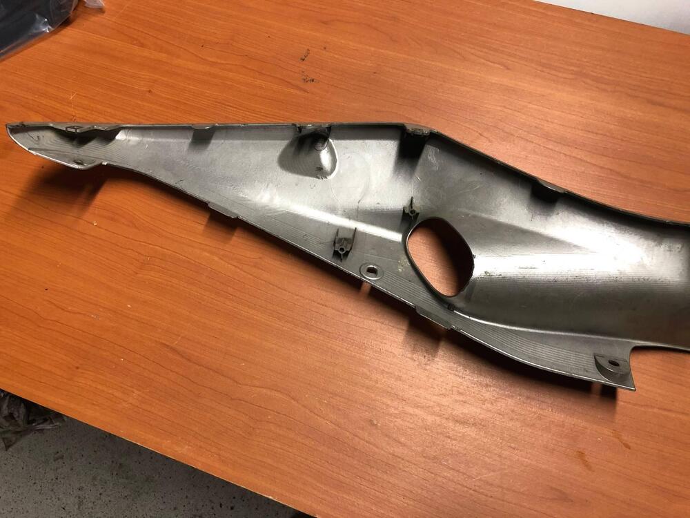 Fianco sotto pedana Suzuki Burgman 400 2003-2005 (6)