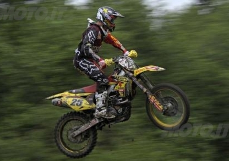 Motocross. Il fango non frena Desalle e Van Horebeek