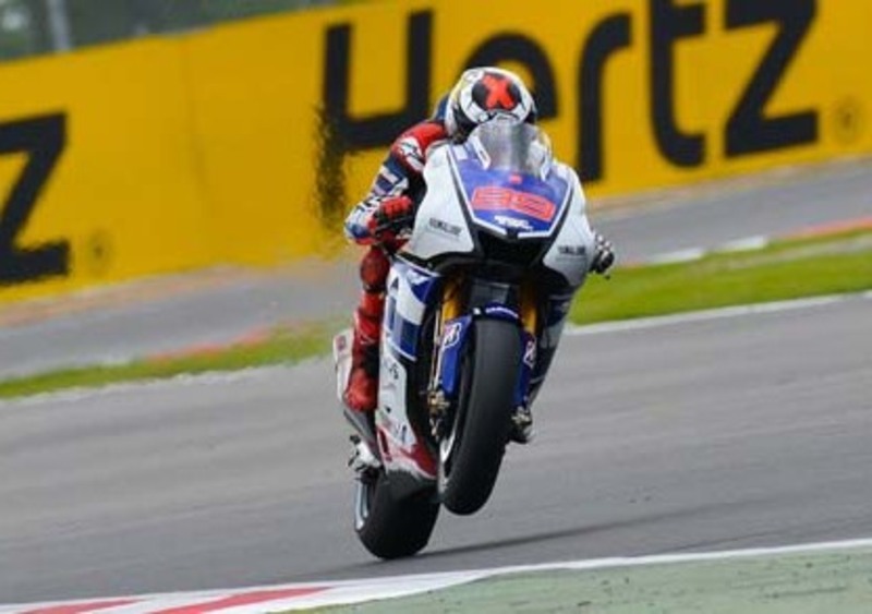 Lorenzo vince di forza il GP di Silverstone