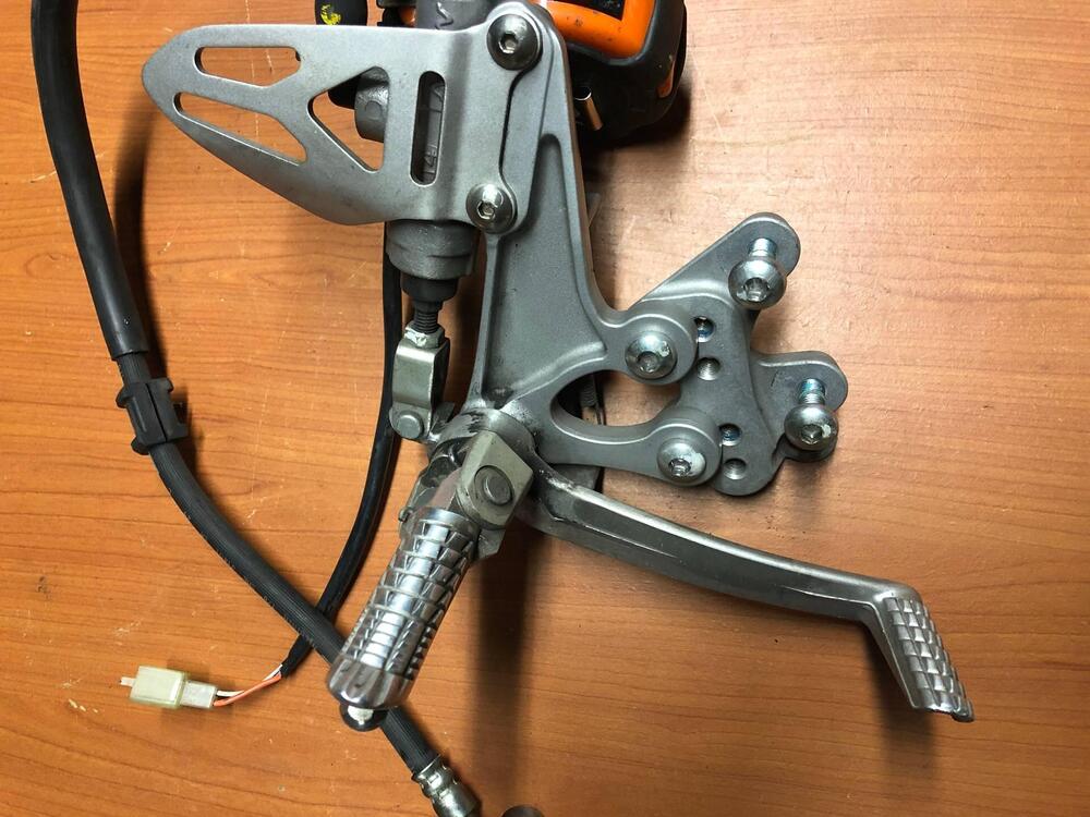 Pedana destra con pompa Suzuki GSX-R 600 750 11-18 (2)