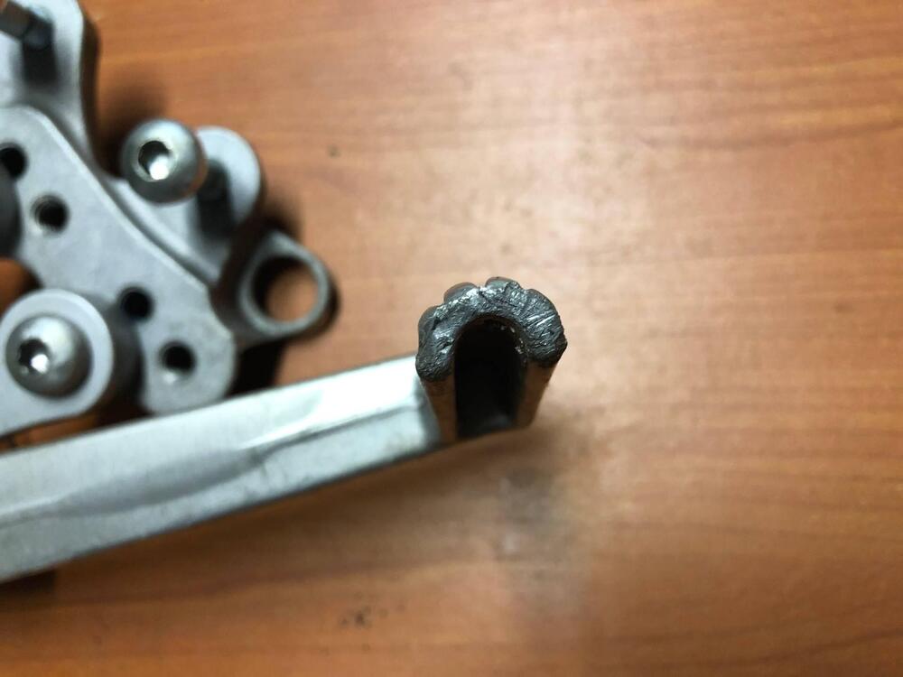 Pedana destra con pompa Suzuki GSX-R 600 750 11-18 (3)