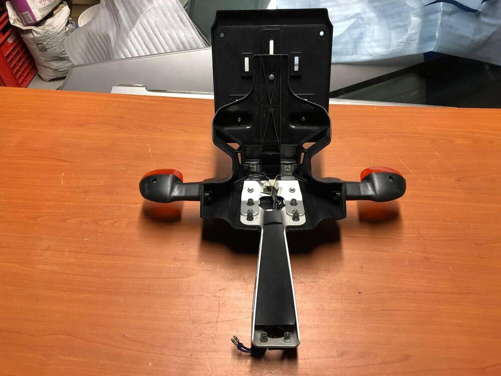 Portatarga originale + frecce Yamaha R6 2006 (2)