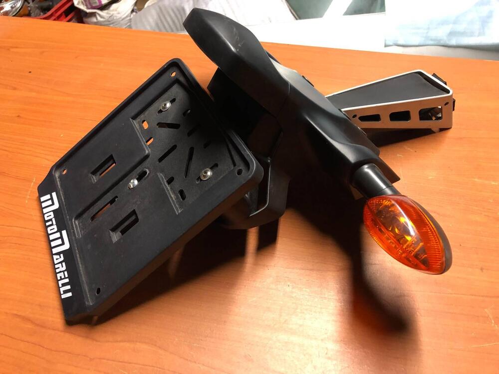 Portatarga originale + frecce Yamaha R6 2006 (3)