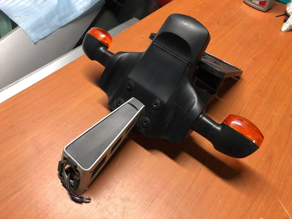 Portatarga originale + frecce Yamaha R6 2006 (4)