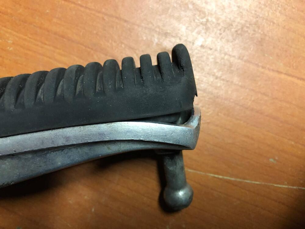 NR.4 pedane originali Yamaha FZ1 (2)