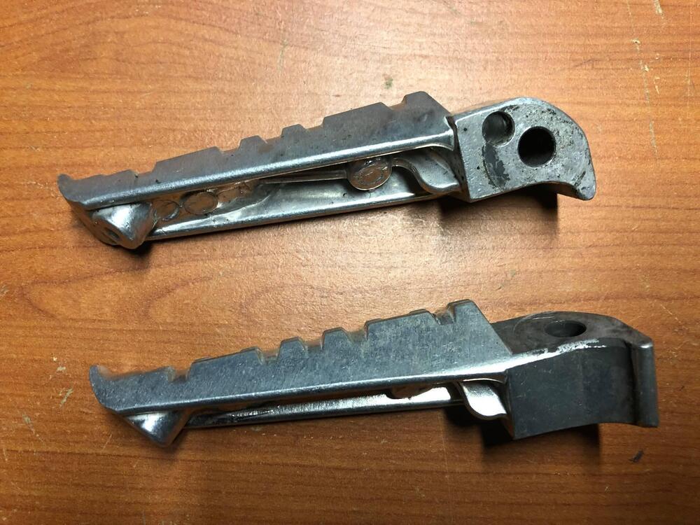 NR.4 pedane originali Yamaha FZ1 (4)