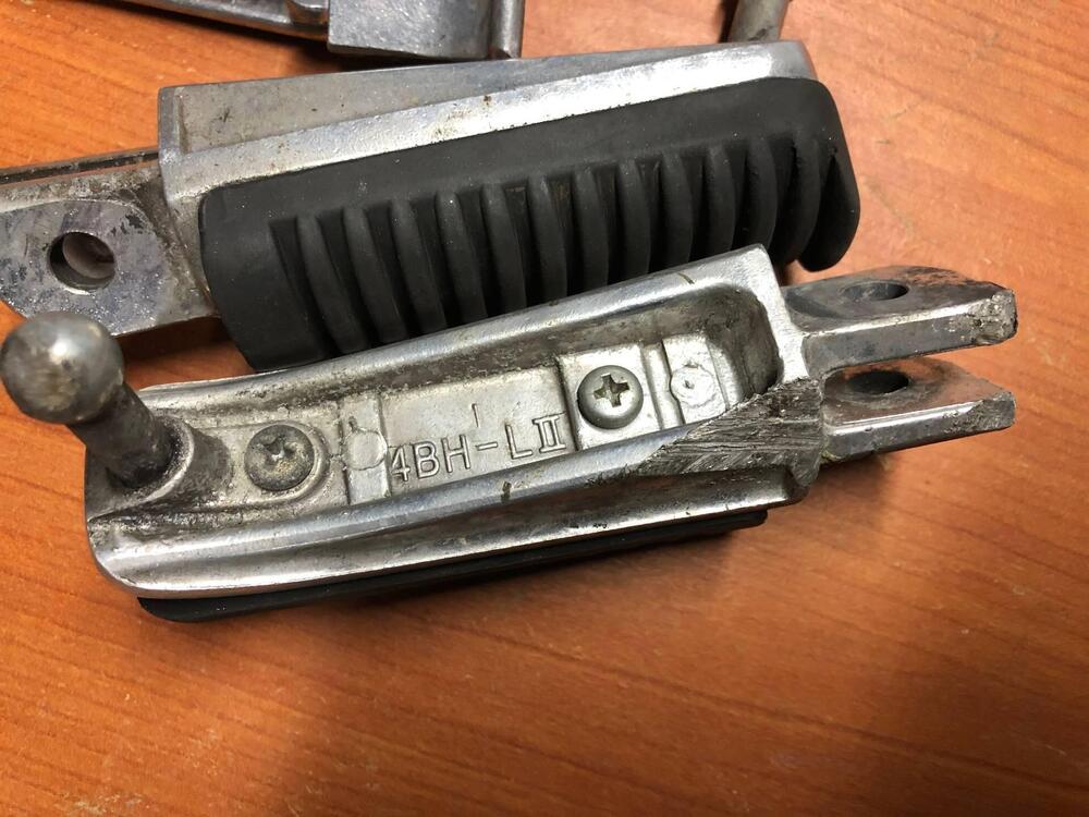 NR.4 pedane originali Yamaha FZ1 (5)