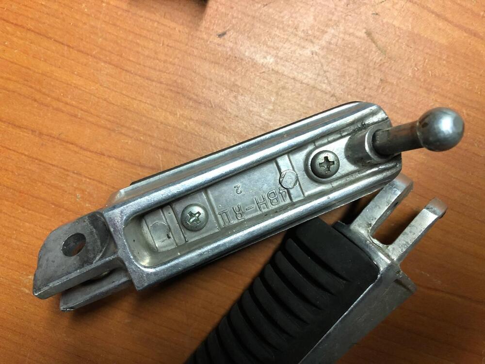 NR.4 pedane originali Yamaha FZ1 (6)