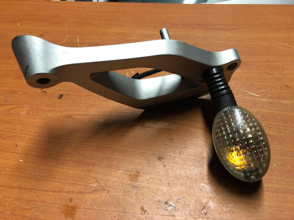 Freccia con supporto sinistro Yamaha MT-03 660