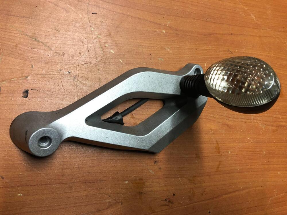 Freccia con supporto sinistro Yamaha MT-03 660 (2)