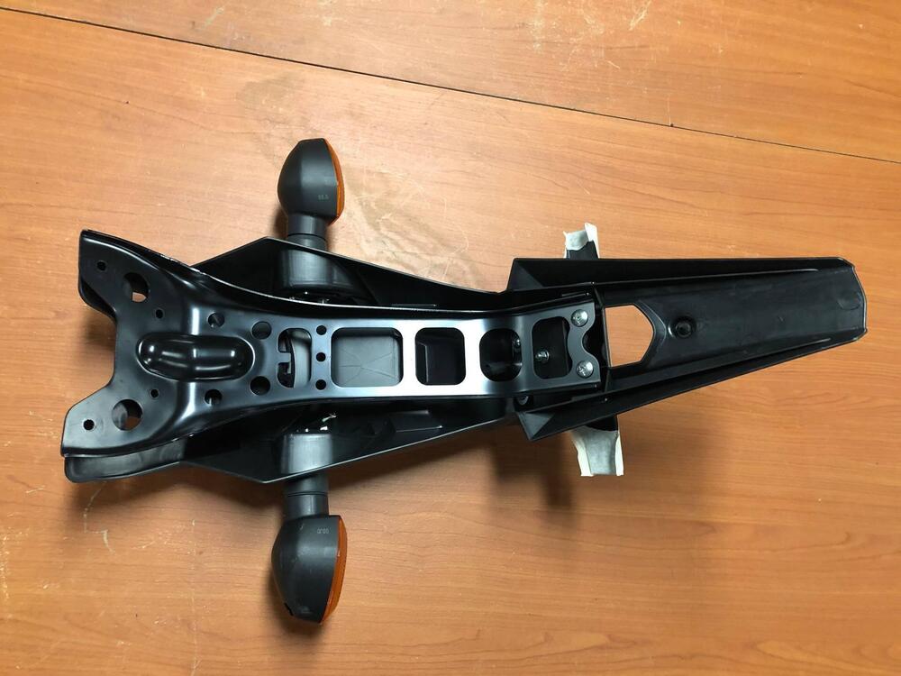 Portatarga con frecce Suzuki GSR 750 2011 - 2016 (2)