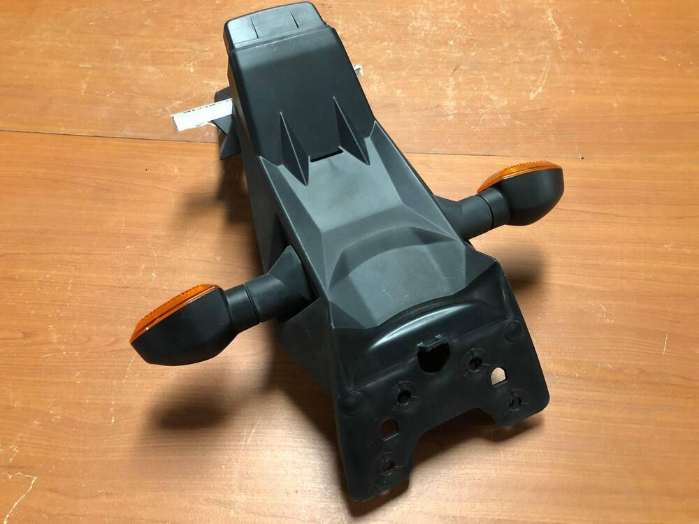 Portatarga con frecce Suzuki GSR 750 2011 - 2016 (3)