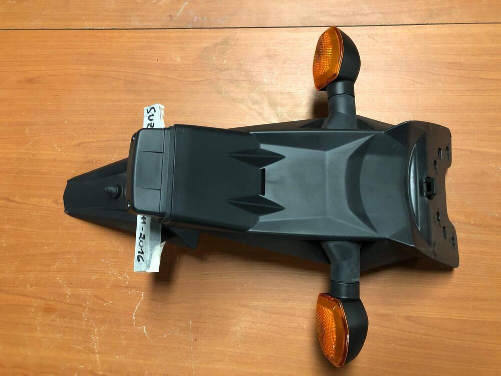 Portatarga con frecce Suzuki GSR 750 2011 - 2016 (4)