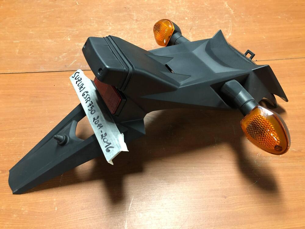 Portatarga con frecce Suzuki GSR 750 2011 - 2016 (5)