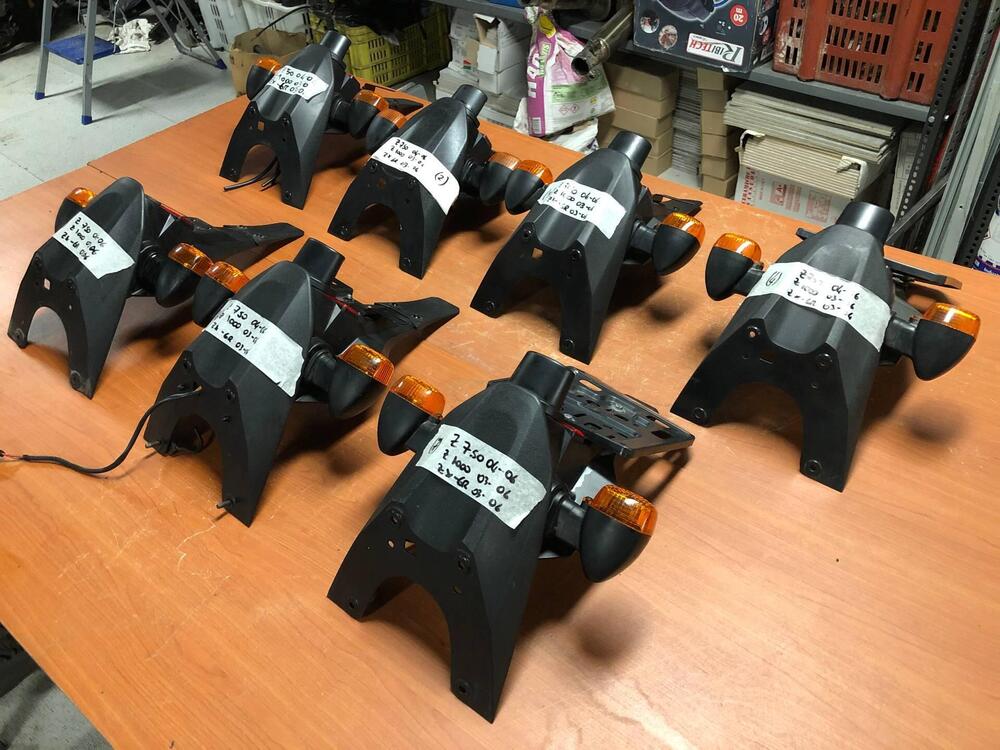 Portatarga Kawasaki Z750 04-06 Z1000 03-06 ZX6R 03 (6)