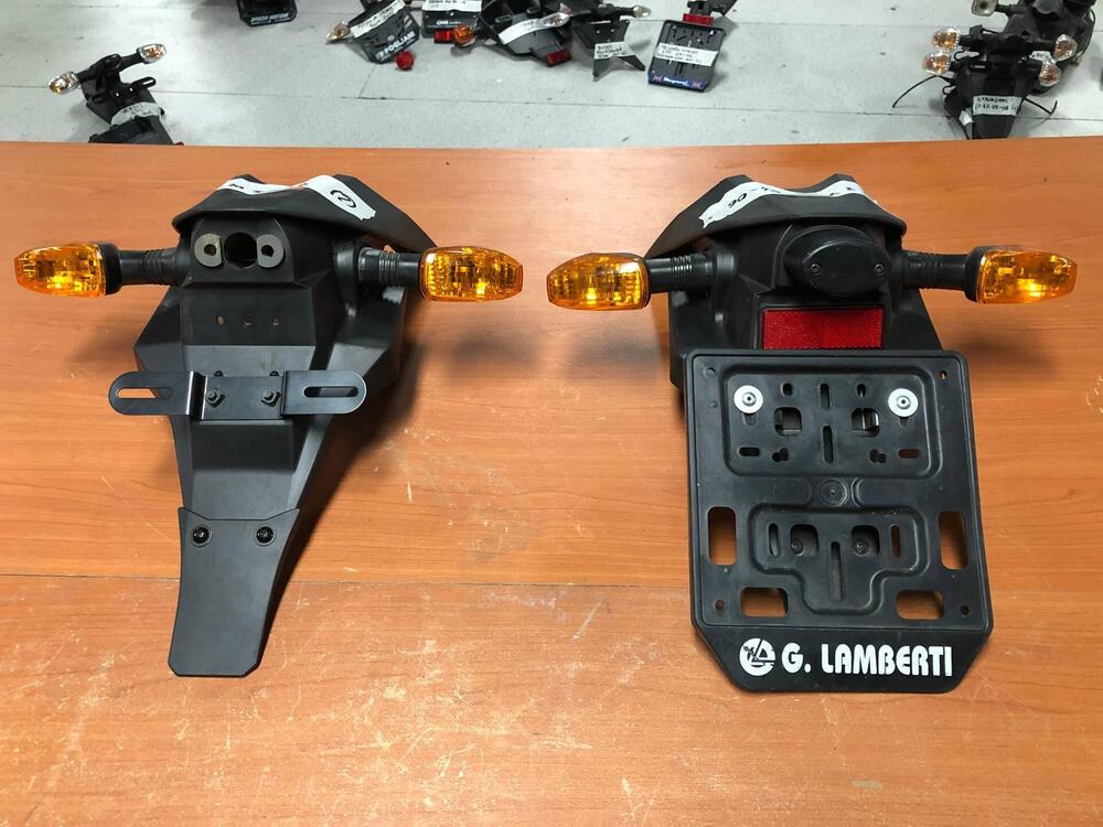 Portatarga con frecce Kawasaki Z 750 S 2004 - 2006 (2)