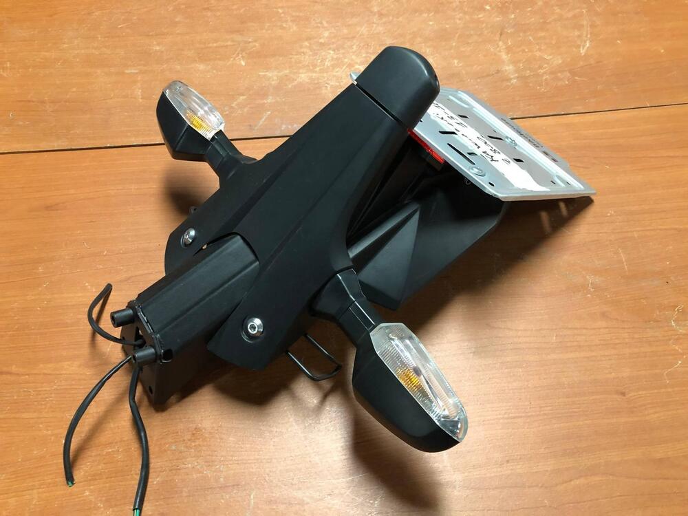 Portatarga con frecce Kawasaki Z 800 2013 - 2016 (2)