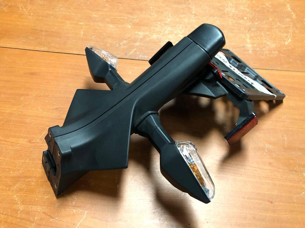 Portatarga con frecce Kawasaki Z 650 2017 - 2019 (3)