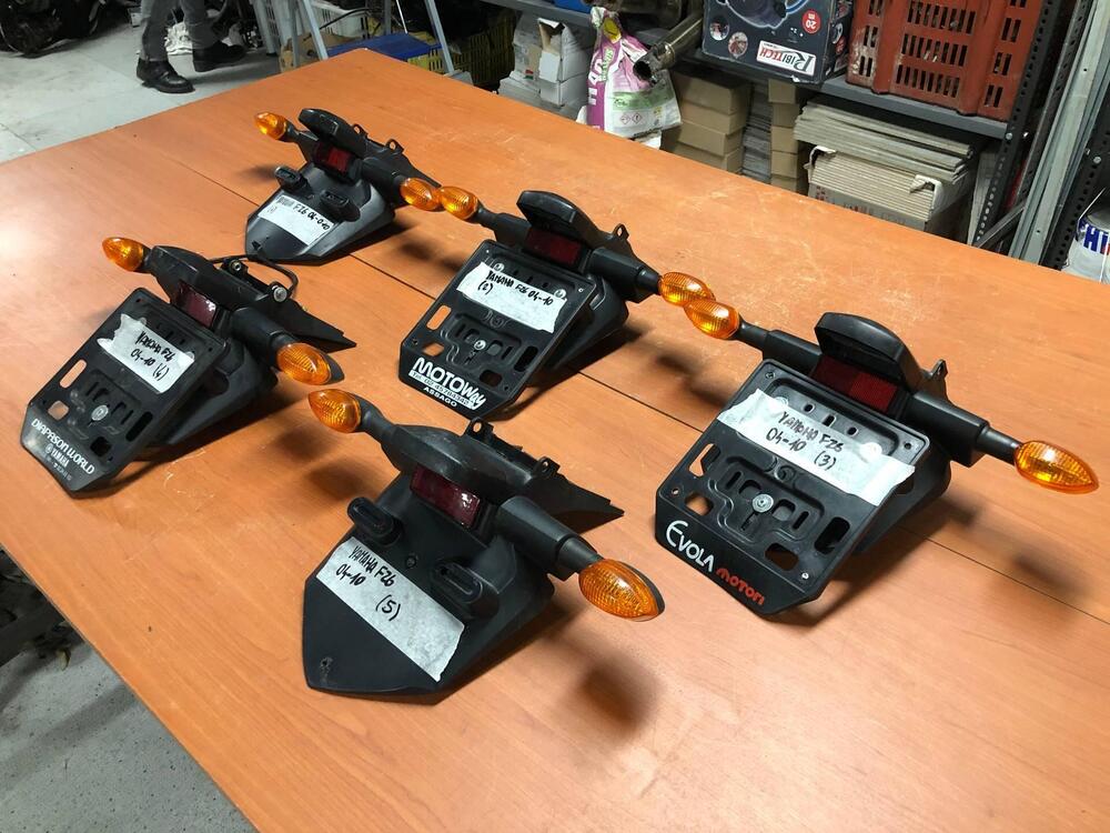 Portatarga con frecce Yamaha FZ6 - FZ6 Fazer 04-10 (6)