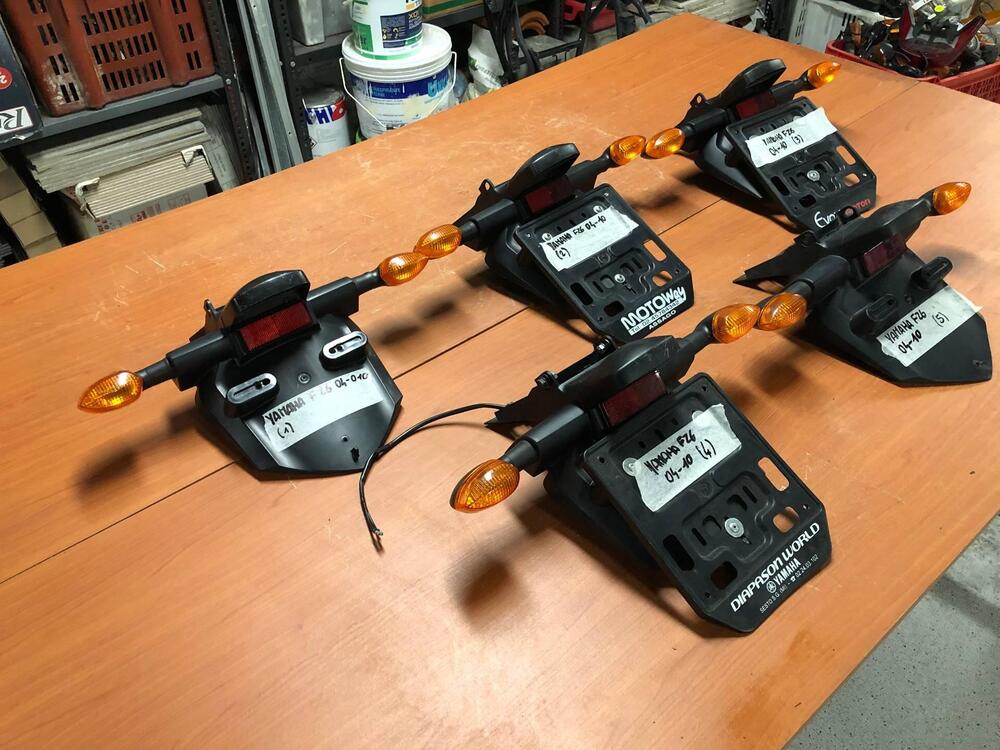 Portatarga con frecce Yamaha FZ6 - FZ6 Fazer 04-10 (7)