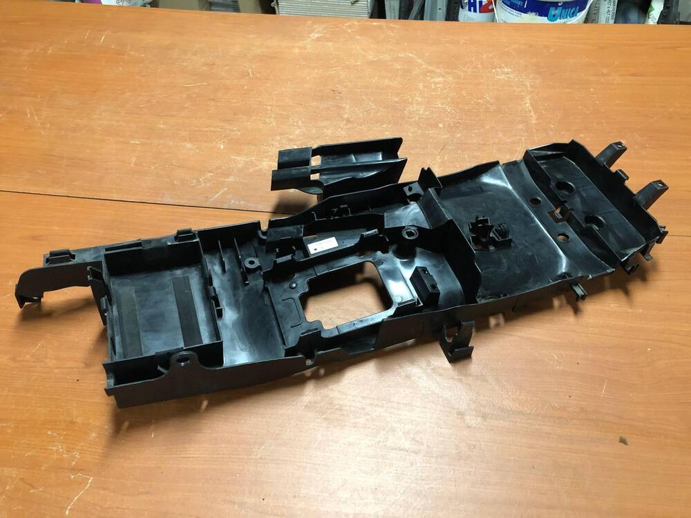 Sottocoda vano batteria Yamaha R6 2003 - 2005 (2)