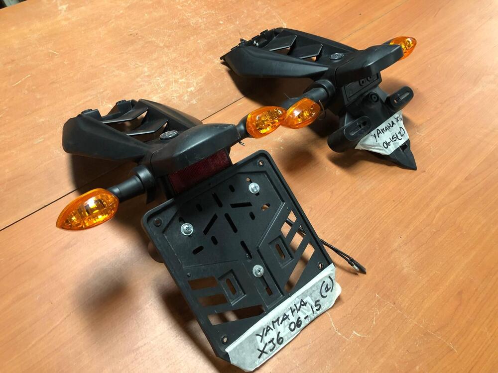 Portatarga con frecce Yamaha XJ6 2009 - 2015 (2)