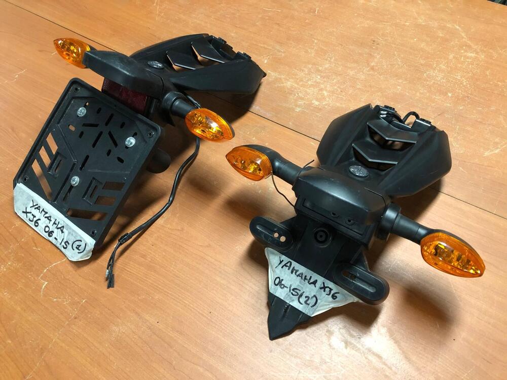 Portatarga con frecce Yamaha XJ6 2009 - 2015 (3)