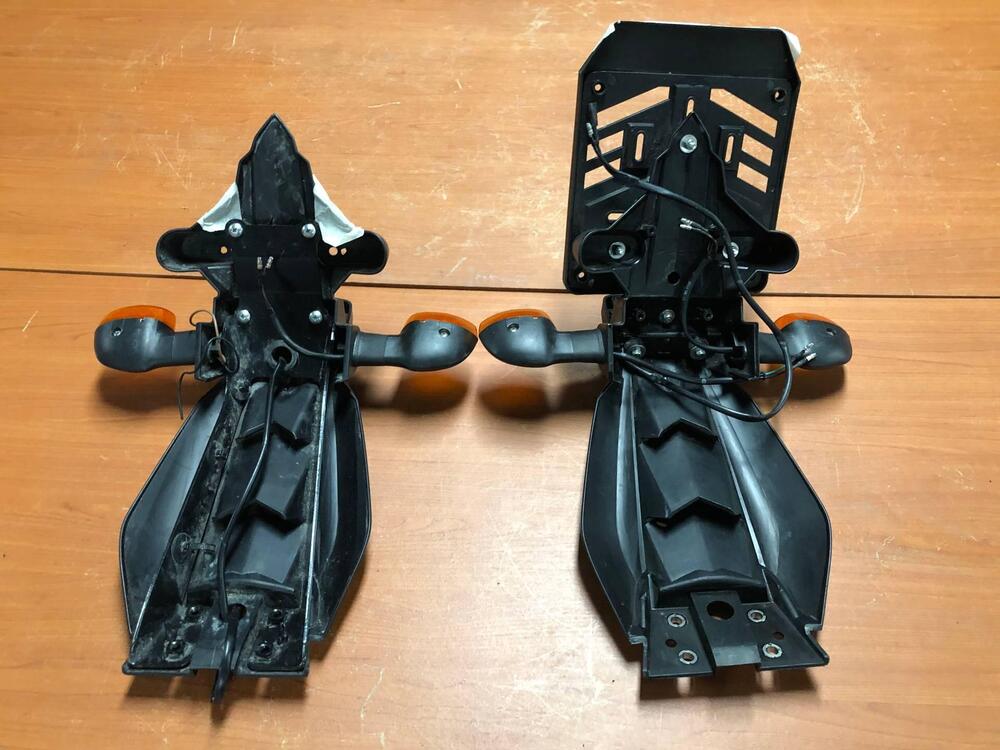 Portatarga con frecce Yamaha XJ6 2009 - 2015 (4)