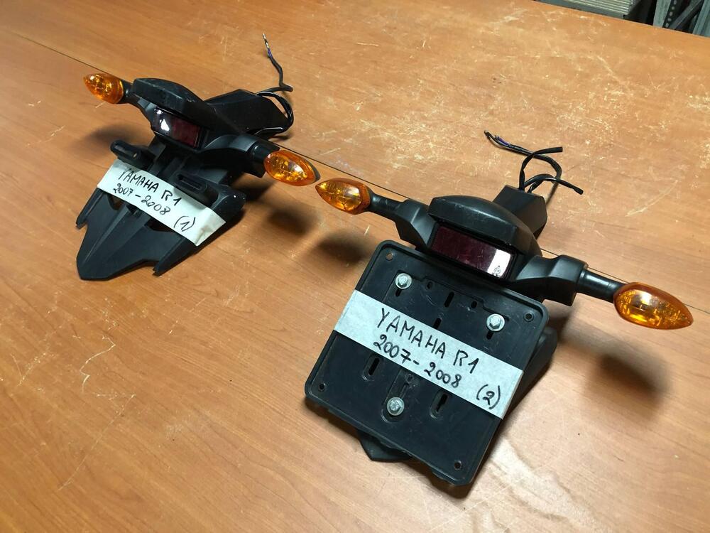 Portatarga con frecce Yamaha R1 2007 - 2008 (2)