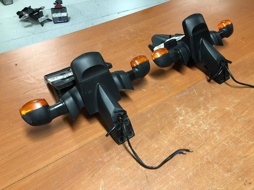 Portatarga con frecce Yamaha R1 2007 - 2008 (3)