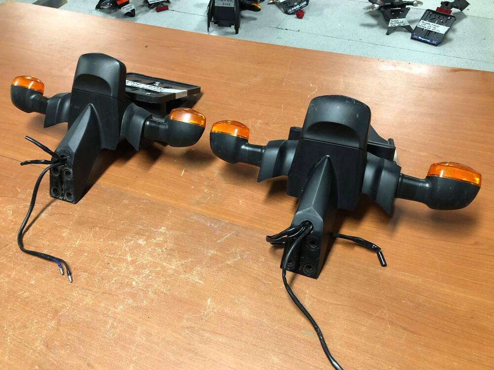 Portatarga con frecce Yamaha R1 2007 - 2008 (4)