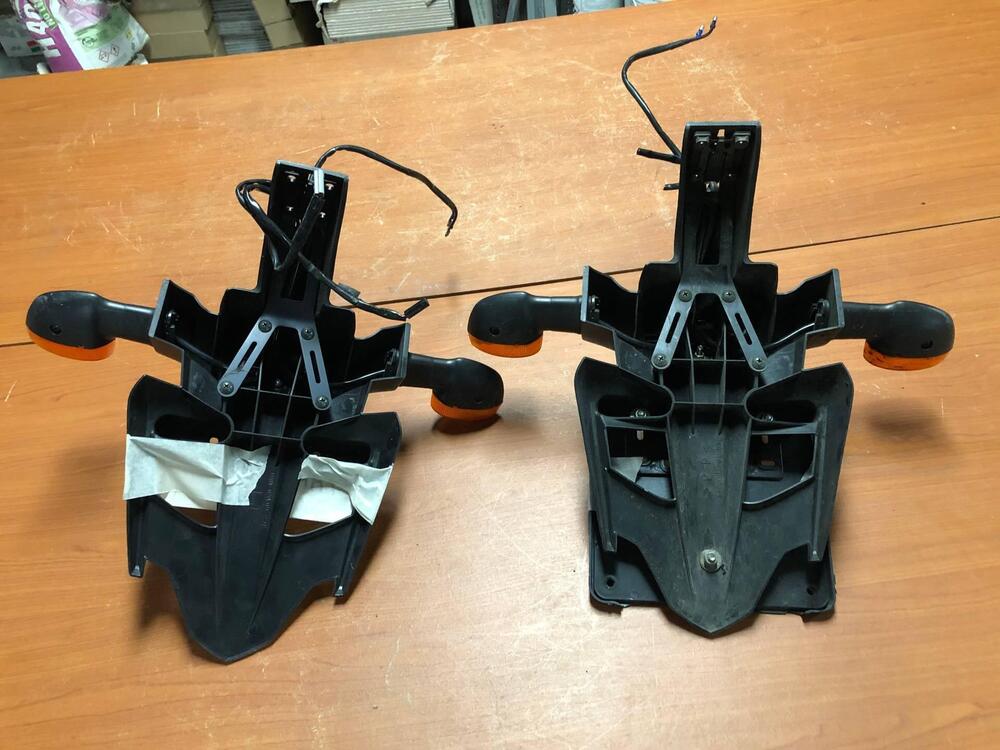 Portatarga con frecce Yamaha R1 2007 - 2008 (5)