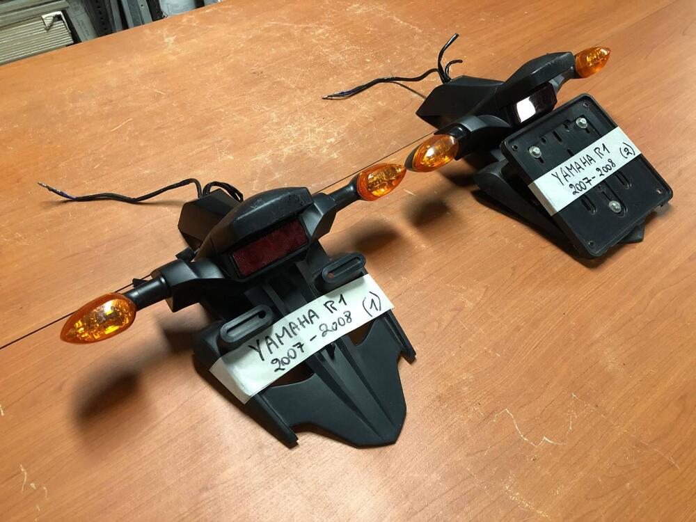 Portatarga con frecce Yamaha R1 2007 - 2008 (6)