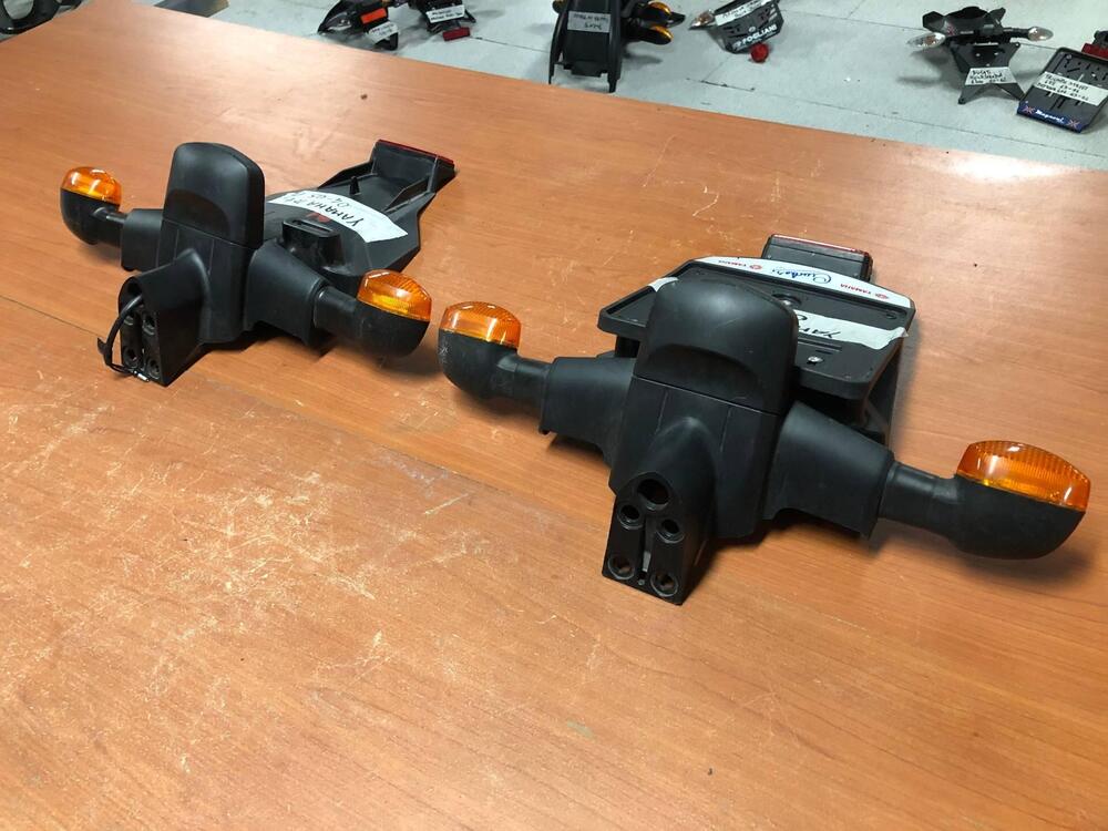 Portatarga con frecce Yamaha R1 2004 - 2005 (2)