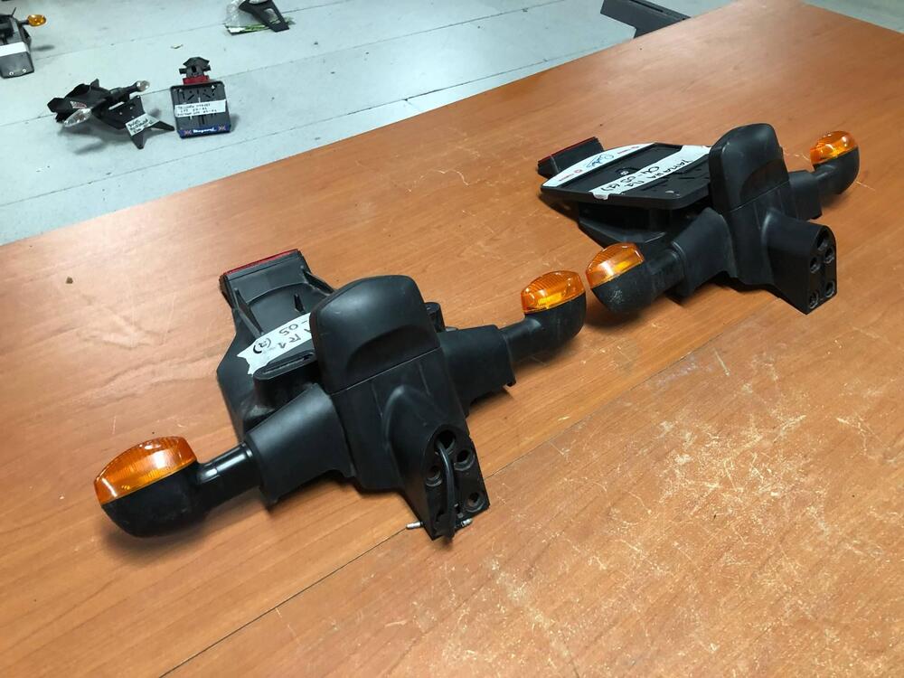 Portatarga con frecce Yamaha R1 2004 - 2005 (3)