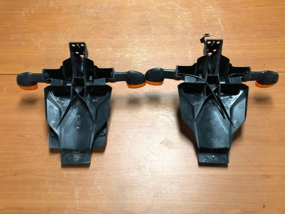 Portatarga con frecce Yamaha R1 2004 - 2005 (4)