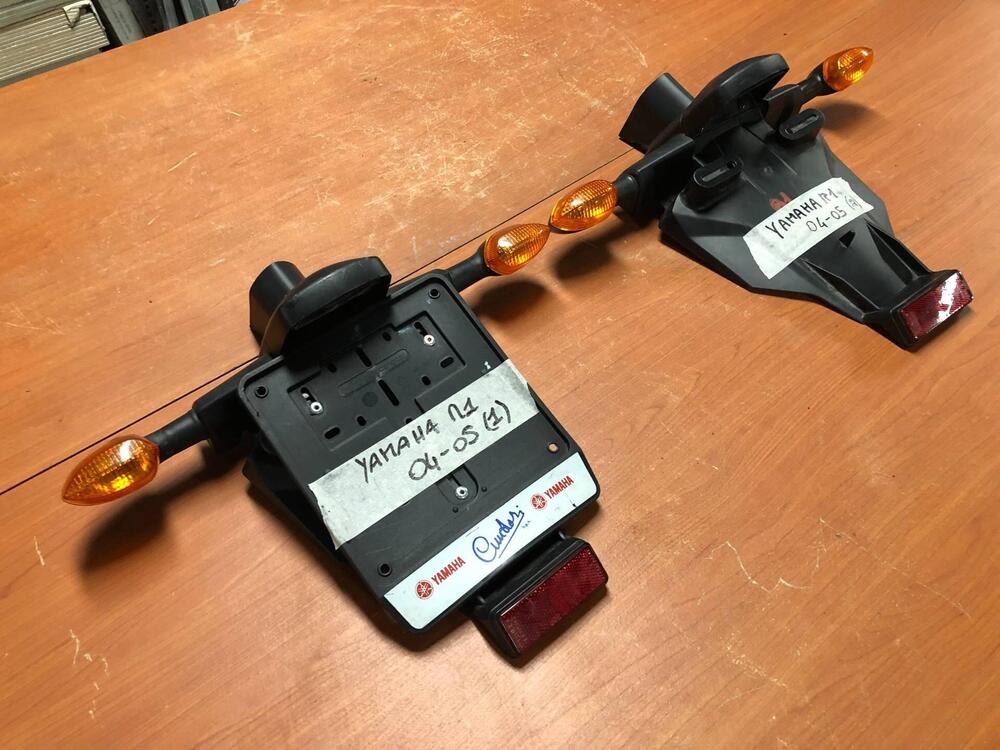 Portatarga con frecce Yamaha R1 2004 - 2005 (5)