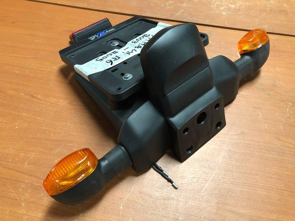 Portatarga con frecce Yamaha R6 2003 - 2005 (6)