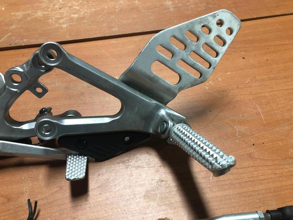 Coppia pedane anteriori Yamaha R6 2006 - 2007 (3)