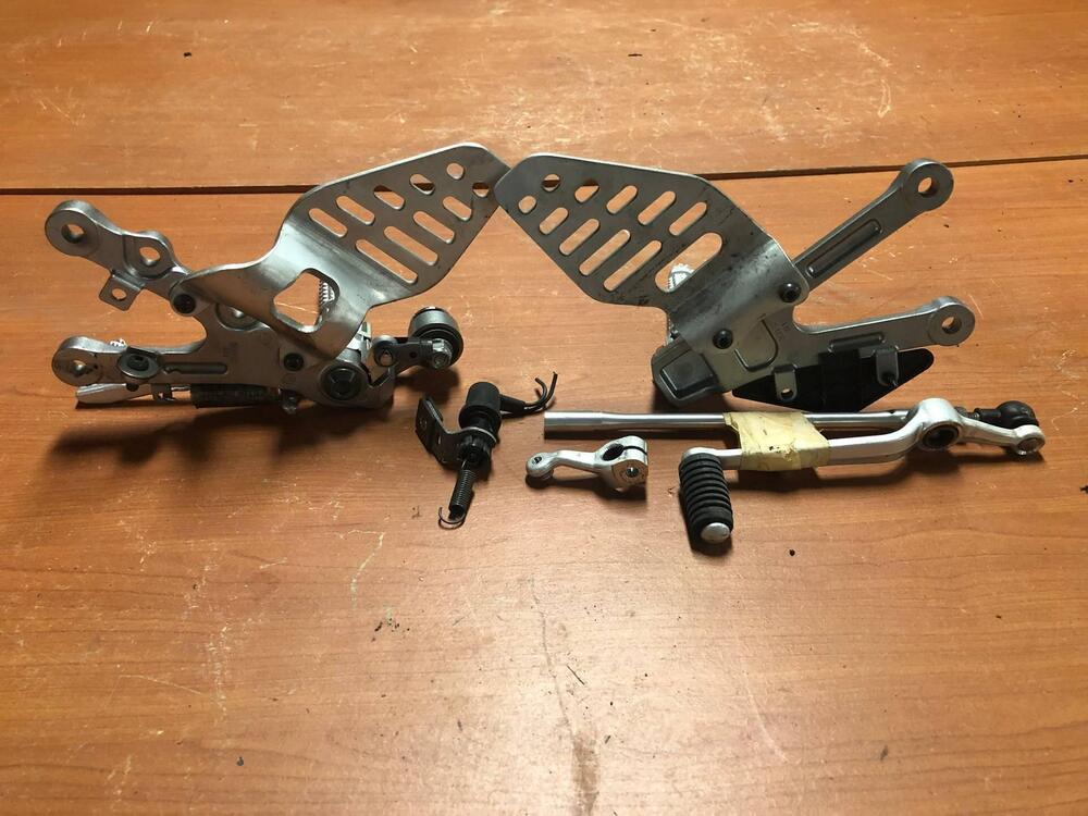 Coppia pedane anteriori Yamaha R6 2006 - 2007 (4)
