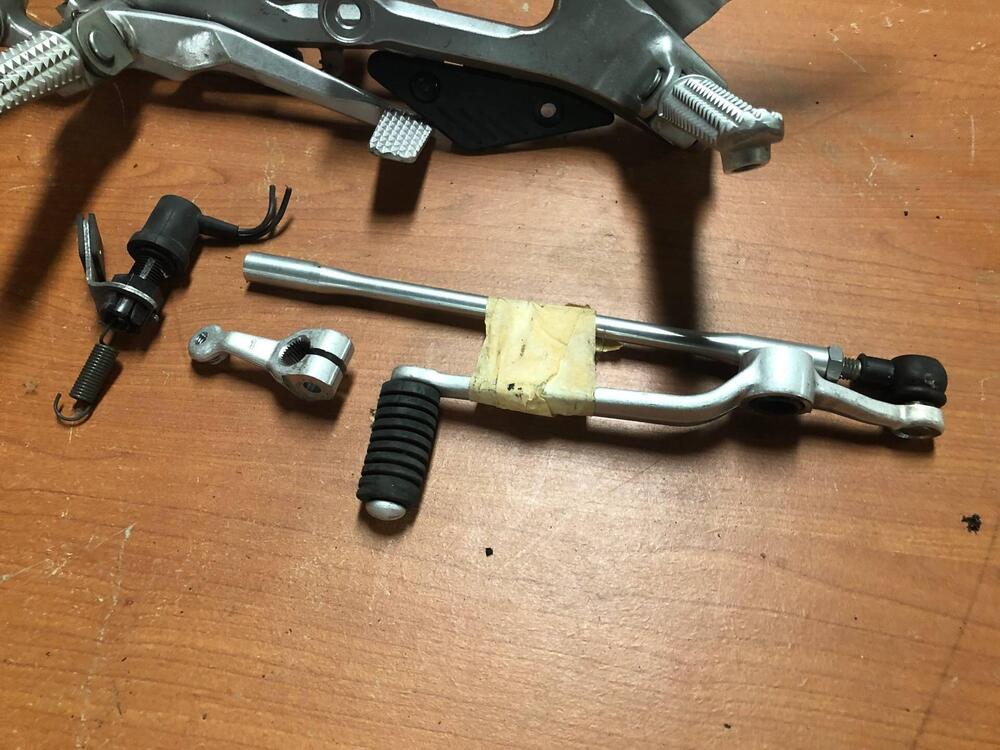 Coppia pedane anteriori Yamaha R6 2006 - 2007 (5)