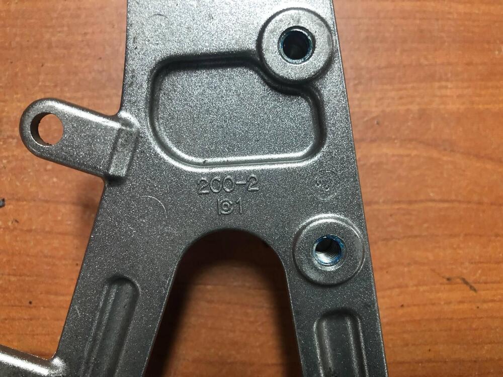 Supporto pedana anteriore sinistro Yamaha R6 06-07 (3)