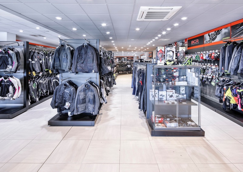 Fase 3, riaprono i negozi di abbigliamento e accessori moto: ecco le regole per chi vende e per chi compra