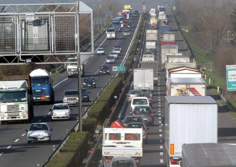 Camionisti costretti a turni disumani: cinque imprenditori arrestati a Lodi