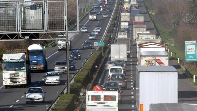 Camionisti costretti a turni disumani: cinque imprenditori arrestati a Lodi